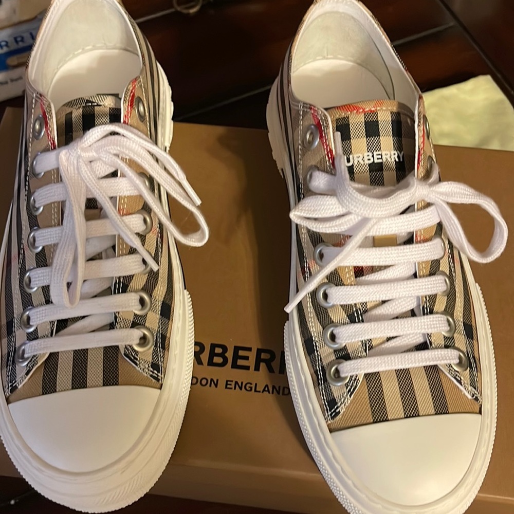 Sneakers,Burberry, brand new , size 9